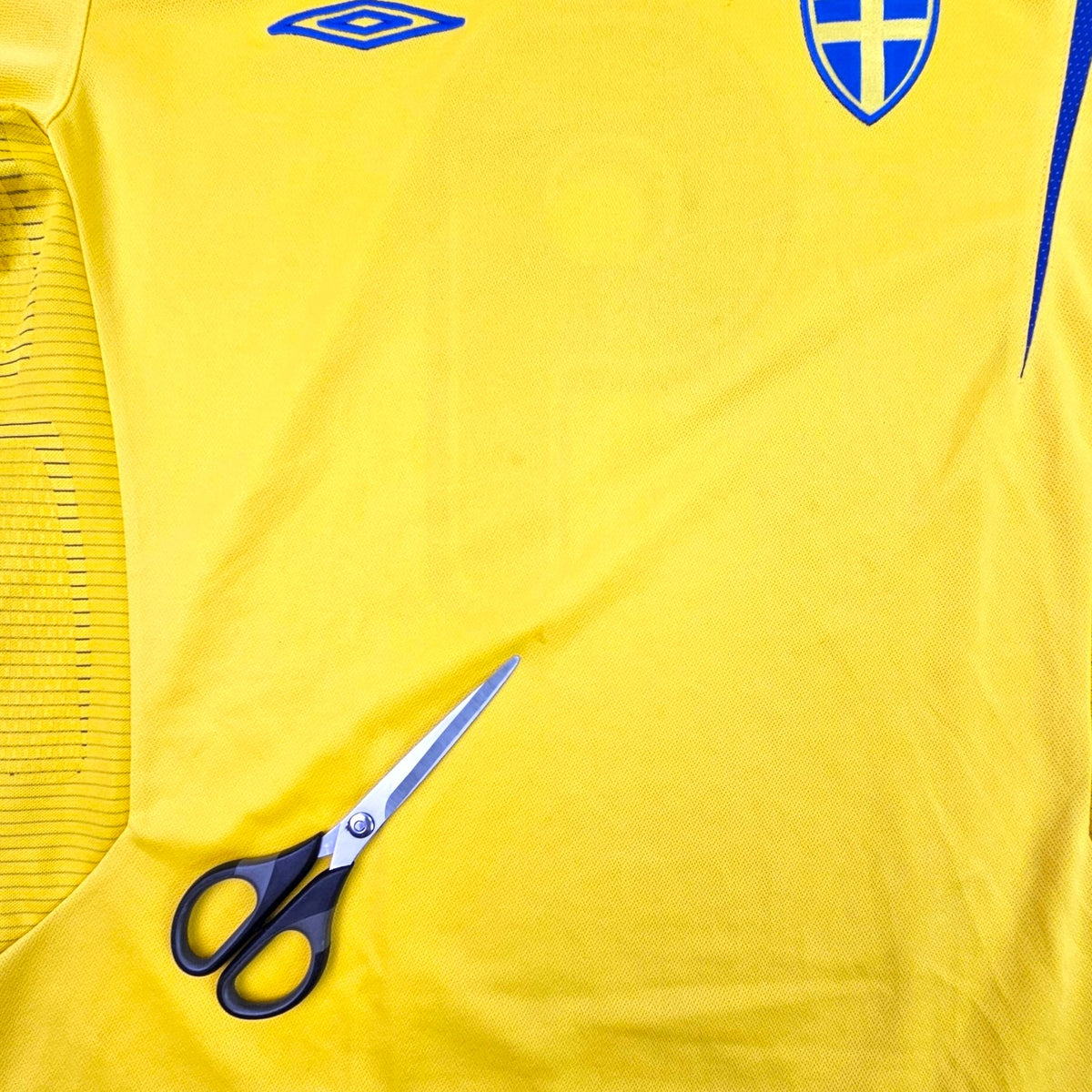 2006/07 Sweden Home Football Shirt (L) Umbro #9 Ljungberg - Football Finery - FF203284