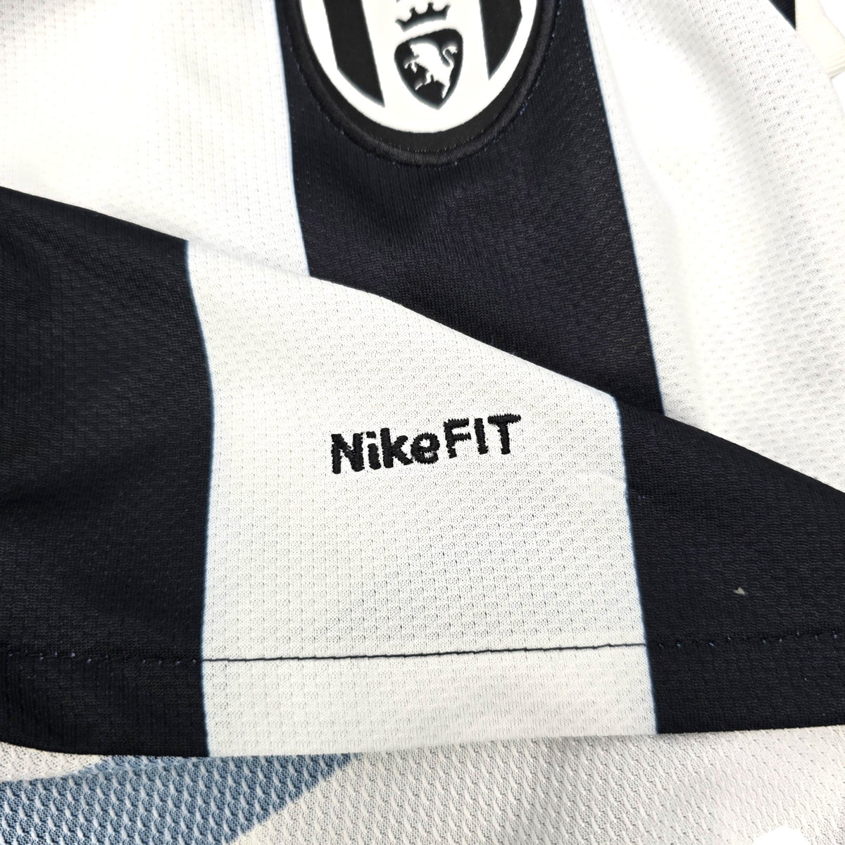 2009/10 Juventus Home Football Shirt (M) Nike #17 Trezeguet - Football Finery - FF203886