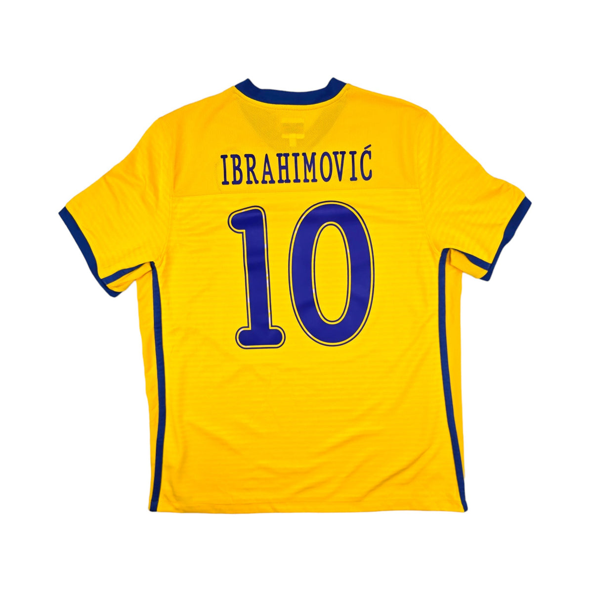 2010/12 Sweden Home Football Shirt (L) Umbro #10 Ibrahimovic - Football Finery - FF204094