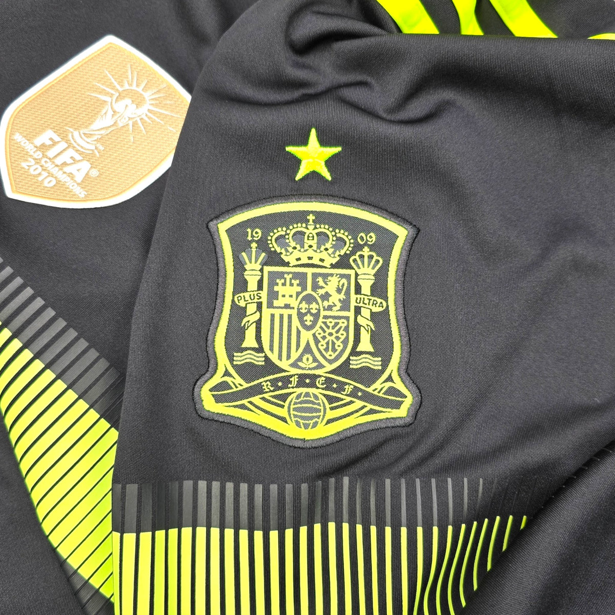 2013/15 Spain Away Football Shirt (XL) Adidas #6 Iniesta - Football Finery - FF203768